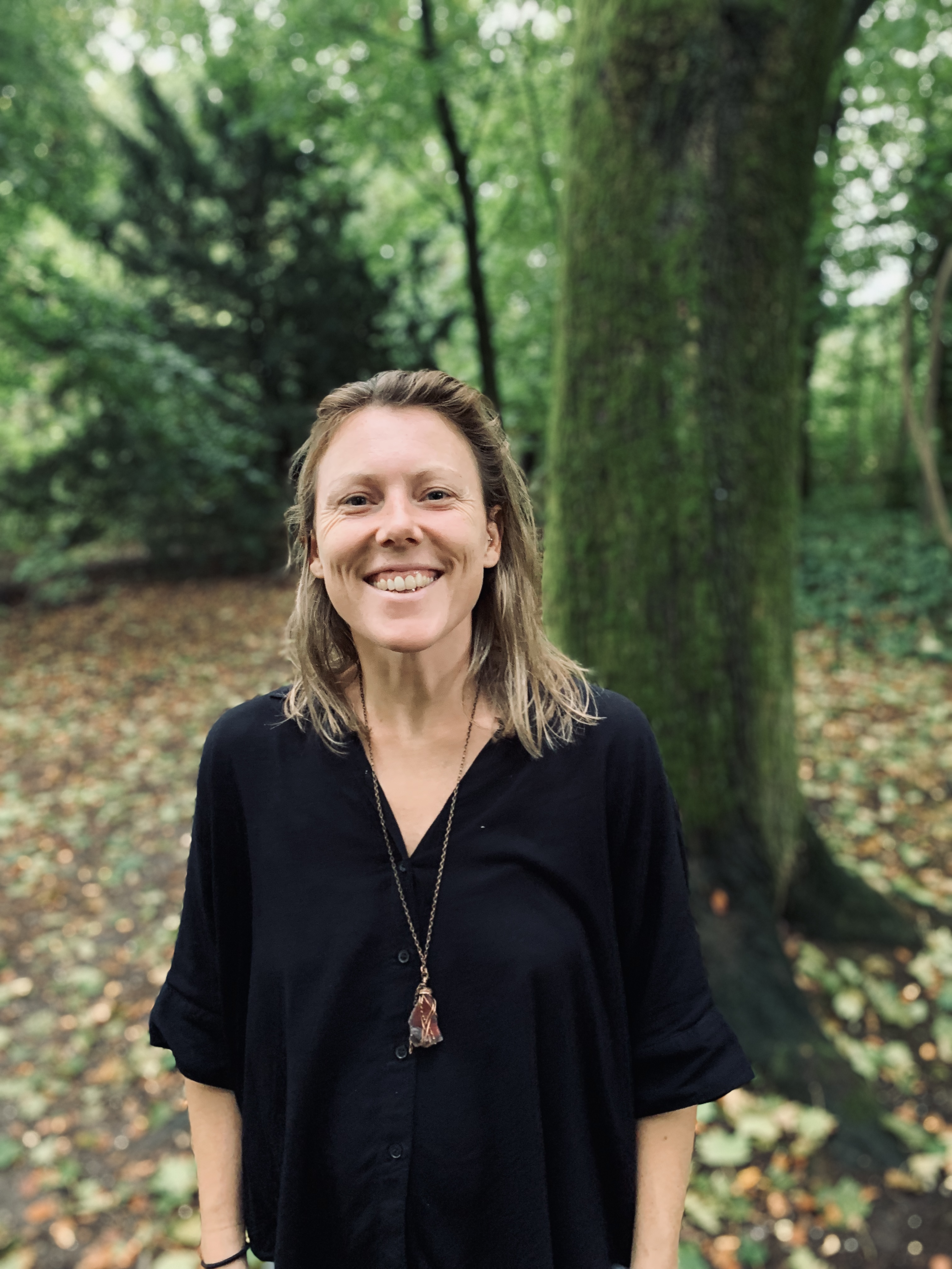 Hanneke Ritsema bij een boom in het bos